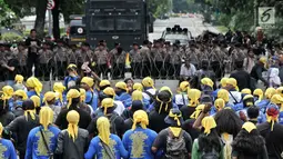 Polisi memblokade jalan saat peserta aksi dari sejumlah elemen buruh memperingati Hari Buruh Internasional di kawasan Jakarta, Rabu (1/5/2019). Buruh dari berbagai daerah di Jabodetabek serentak turun ke jalan menuju Istana Negara untuk menyuarakan 7 tuntutan. (merdeka.com/Iqbal S Nugroho)