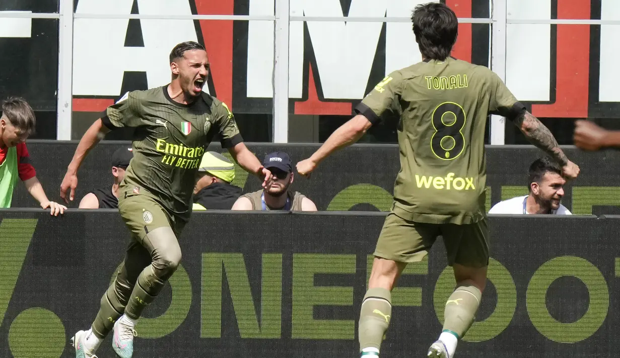 Selebrasi pemain AC Milan, Ismael Bennacer (kiri), setelah mencetak gol ke gawang Lazio pada menit ke-19 dalam pertandingan lanjutan pekan ke-34 Serie A Liga Italia 2022/2023, Sabtu (6/5/2023) malam WIB. (AP Photo/Luca Bruno)