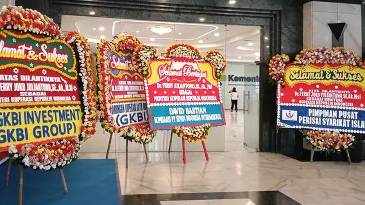Perusahaan BUMN dan Koperasi Ramai-ramai Kirim Karangan Bunga di Acara Serah Terima Jabatan Menteri Koperasi  Ferry Juliantono