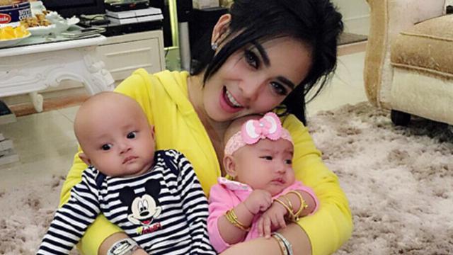 Bikin Video Syahrini Gemas Gendong Bayi Kembar Ratu Dan Raja Showbiz Liputan6 Com