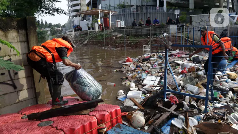 FOTO: Petugas UPK Badan Air DLH DKI Jakarta Berjibaku Bersihkan Sumbatan Aliran Air Kali Mampang