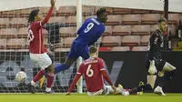 Tammy Abraham dari Chelsea, tengah, mencetak gol pembuka selama pertandingan sepak bola putaran kelima Piala FA Inggris antara Barnsley dan Chelsea di Stadion Oakwell di Barnsley, Inggris, Kamis 11 Februari 2021. (Foto AP / Dave Thompson, Pool)