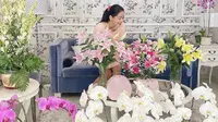 Titi Kamal senang melihat bunga-bunga yang indah. Wanginya yang semerbak membuatnya bahagia (Dok.Instagram/@titi_kamall/https://www.instagram.com/p/CAMVg7OpJQr/Komarudin)