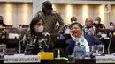 Menteri Keuangan Sri Mulyani (kiri) bersama Menteri PPN/Kepala Bappenas Suharso Monoarfa (kanan) saat rapat kerja dengan Komisi XI DPR di Jakarta, Rabu (8/6/2022). Rapat tersebut terkait pengambilan keputusan mengenai asumsi dasar dalam pembicaraan pendahuluan RAPBN Tahun Anggaran 2023. (Liputan6.com/Angga Yuniar)