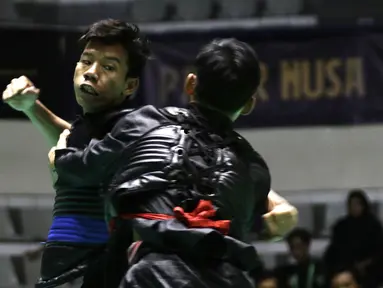 Pendekar Pagar Nusa saat bertarung dalam Kejurnas dan Festival III Pencak Silat di Padepokan Pencak Silat, TMII, Jakarta, Sabtu (4/1). Kejuaraan ini diikuti ratusan pendekar silat Pagar Nusa dari seluruh Indonesia. (Bola.com/Yoppy Renato)