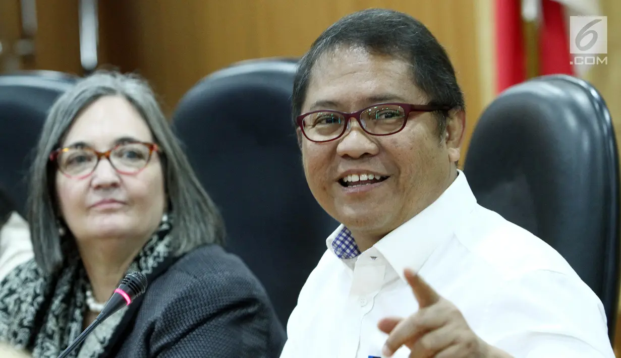Menteri Komunikasi dan Informatika, Rudiantara memberikan keterangan pers di Jakarta, Jumat (4/8). Google dan Kominfo mempunyai program baru bernama Trusted Flagger yang akan bekerja untuk menangani konten-konten negatif. (Liputan6.com/Johan Tallo)