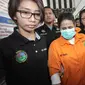 Dhawiya Zaida dikawal petugas saat dihadirkan dalam rilis di Polda Metro Jaya, Jakarta, Sabtu (17/2). Polisi juga menyita 2 alat hisab sabu, 9 cangklong kaca, 4 selang plastik, 4 telepon seluler, dan 1 timbangan digital. (Liputan6.com/Arya Manggala)