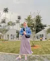 Tampil lebih feminin dengan padu padan cropped jacket jeans, blouse dan lilac skirt seperti yang dikenakan Kesha Ratuliu satu ini (Instagram/kesharatuliu05).