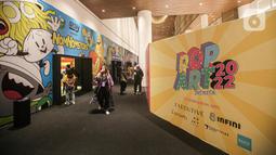 Pengunjung mengunjungi pameran Pop Art Jakarta di Jakarta, Sabtu (13/8/2022). Pop Art Jakarta yang menghadirkan seni instalasi dari para kreator IP itu digelar pada 12 Agustus hingga 4 September 2022 dengan mengusung tema Collecting Moments and Happiness. (Liputan6.com/Faizal Fanani)