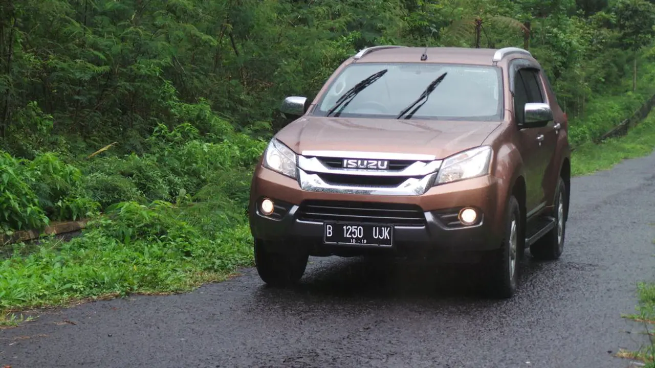 Menjajal Ketangguhan Isuzu MU-X, "The Real SUV Seven Seater"