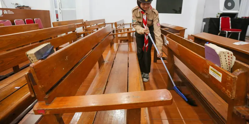 Sambut Hari Jadi ke-63, Pramuka Gelar Bakti Sosial Bersih Rumah Ibadah