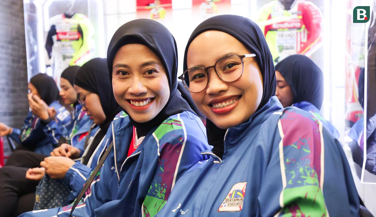 Megawati Hangestri (kiri) bersama kapten Jakarta Pertamina Enduro, Tisya Amallya Putri pada acara launching tim untuk kompetisi Proliga 2026 yang berlangsung di Enduro x Fastron Lounge, Gedung Oil Center, Thamrin, Jakarta Pusat pada Senin (05/01/2026).