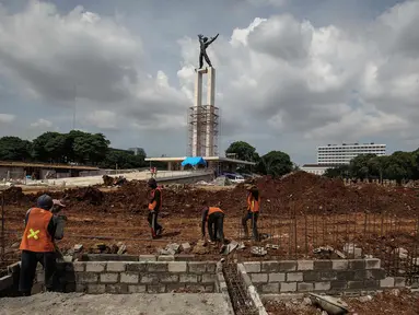 Pekerja menyelesaikan proyek revitalisasi Lapangan Banteng, Jakarta, Senin (4/12). Pemprov DKI Jakarta merevitalisasi Taman dan Lapangan Banteng dengan anggaran mencapai 60 miliar rupiah dari CSR yang terbagi dalam tiga zona. (Liputan6.com/Faizal Fanani)