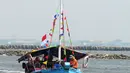 Wisatawan berkeliling menggunakan perahu wisata di Pantai Ancol, Jakarta, Senin (18/6). Warga memilih mengisi libur Lebaran dengan berkeliling di perairan Ancol sambil menaiki perahu wisata. (Merdeka.com/Imam Buhori)