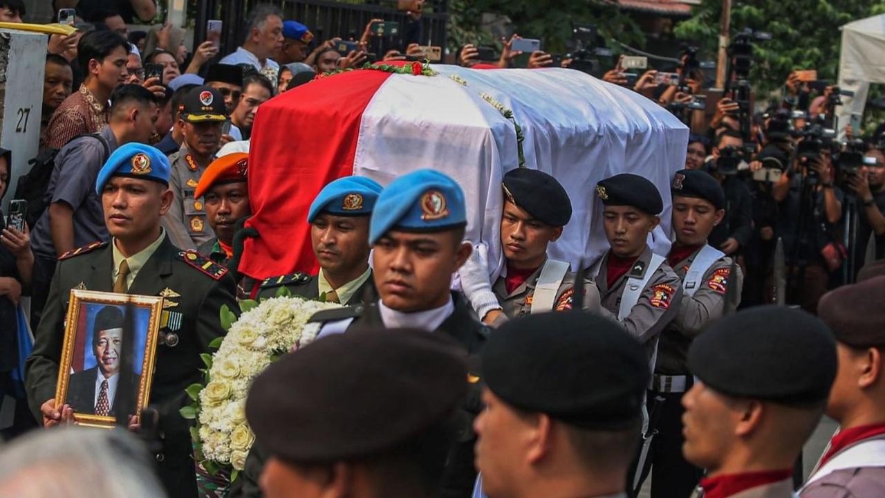 Prajurit Tentara Nasional Indonesia (TNI) dengan penuh khidmat mengusung peti jenazah almarhum Wakil Presiden ke-9 Republik Indonesia, Hamzah Haz, di Jalan Tegalan, Matraman, Jakarta, pada hari Rabu, 24 Juli 2024. Foto: Liputan6.com / Angga Yuniar<br>