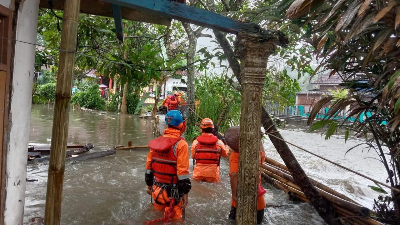 Hujan deras mengguyur Kabupaten Tasikmalaya, Jawa Barat pada Kamis (6/7).
