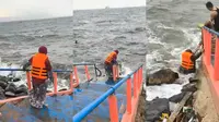 Viral Emak-emak Nekat Terjang Ombak, Cuek Saat Diingatkan