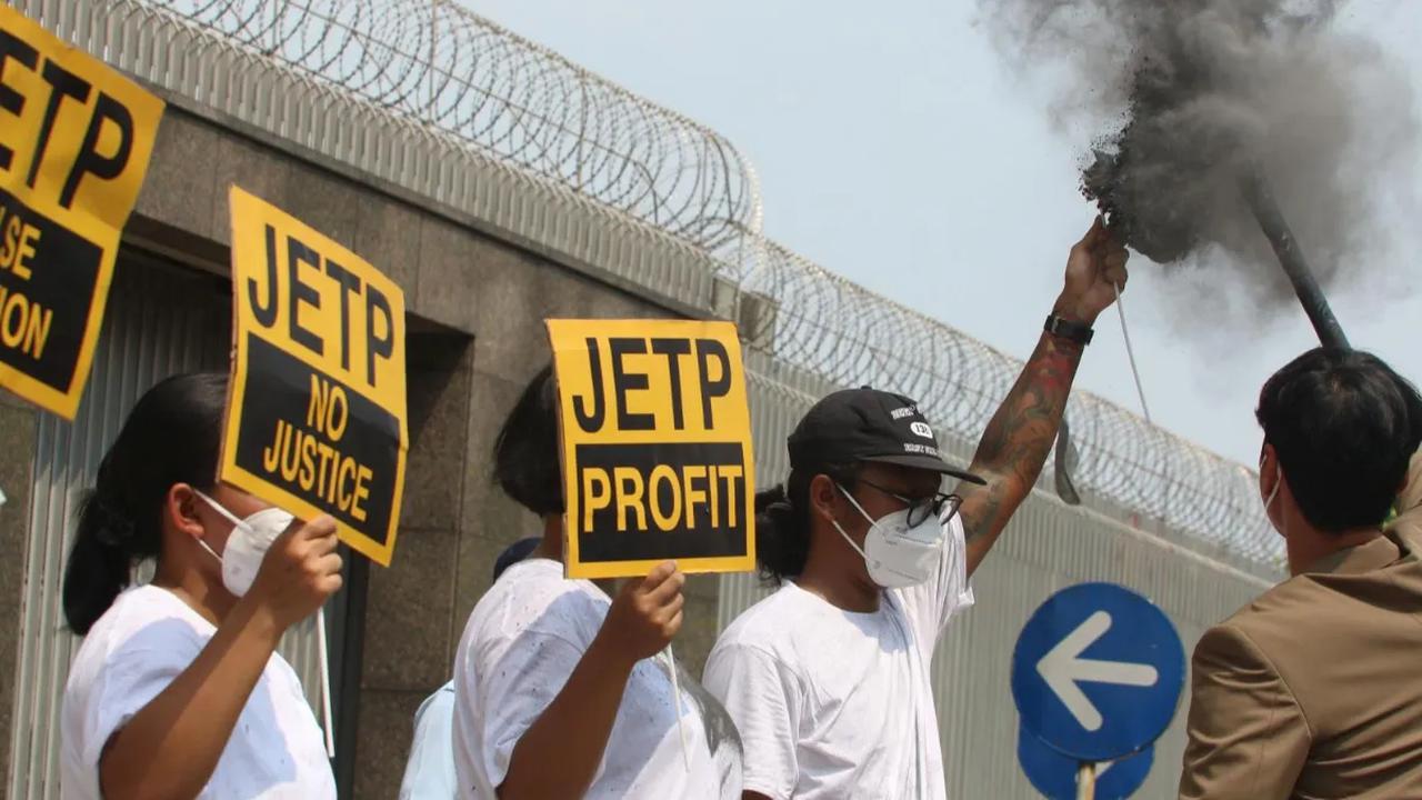Sejumlah aktivis yang tergabung dalam gerakan #BersihkanIndonesia menggelar aksi teatrikal dan penyerahan dokumen Rencana Investasi dan Kebijakan Komprehensif (CIPP) dan Just Energy Transition Partnership (JETP).