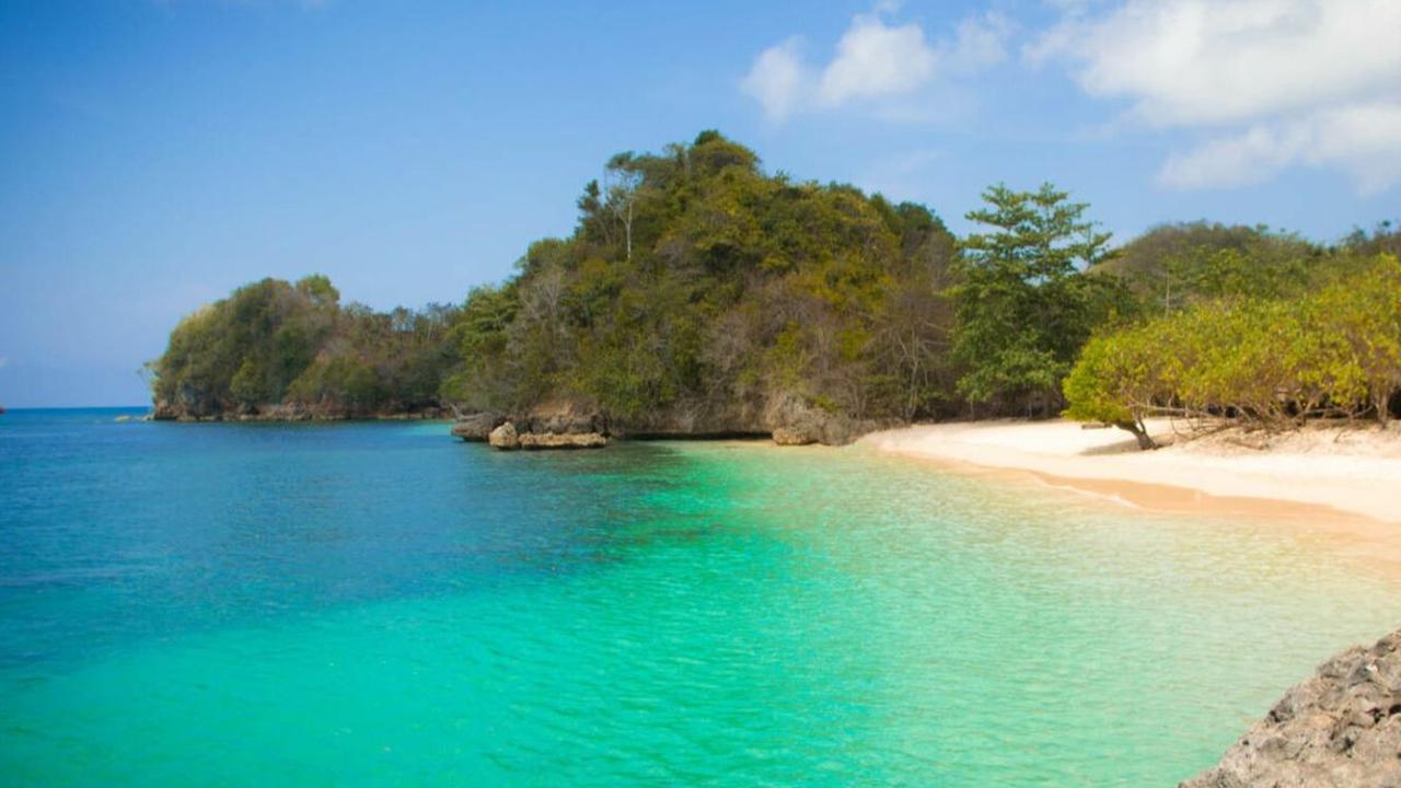 Untuk aktivitas lain, Anda akan dikenakan biaya tambahan yang beragam. Untuk snorkeling dimulai dari Rp15 ribu hingga Rp50 ribu. Sementara untuk sewa perahu harganya Rp100 ribu.