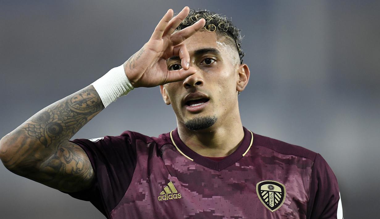 Gelandang Leeds United, Raphinha, merayakan gol yang dibuatnya dalam laga lanjutan Liga Inggris 2020/21 melawan Everton di Goodison Park Stadium, Sabtu (28/11/2020) waktu setempat. Leeds United menang 1-0 atas Everton. (AFP/Peter Powell/Pool)