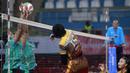Pebola voli TNI AU, Hany (kanan) memukul bola yang berusaha dihalau oleh pebola voli TNI AL dalam pertandingan Final Four Livoli Divisi Utama di GOR Jayabaya, Kota Kediri, Jawa Timur, Rabu (6/12/2023). (Dok. PBVSI)