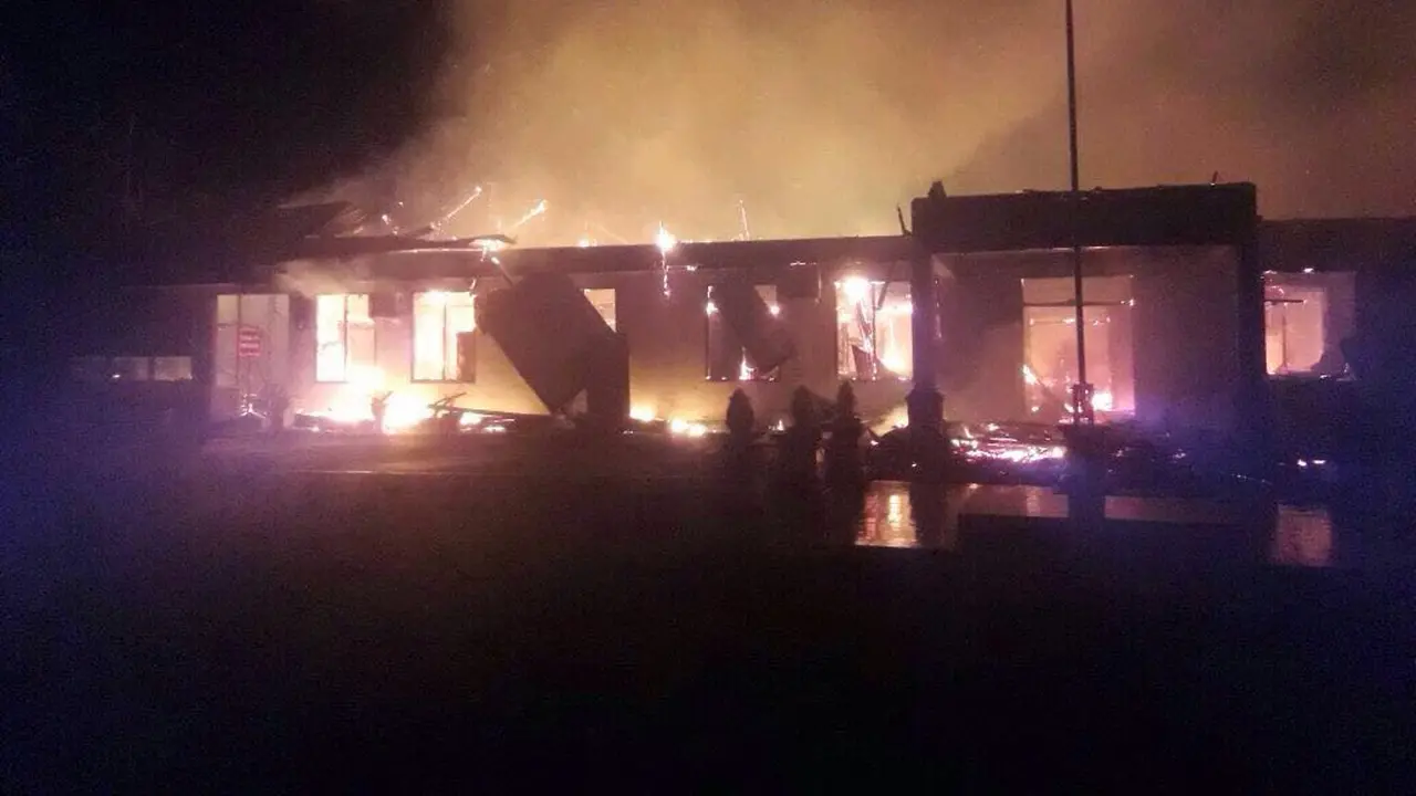 Polres Dharmasraya terbakar.