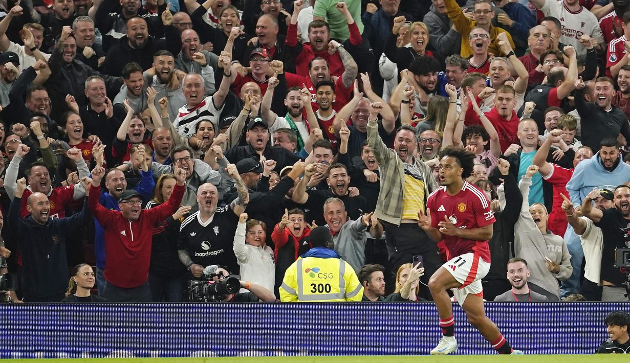 Pemain Manchester United, Joshua Zirkzee, melakukan selebrasi setelah mencetak gol ke gawang Fulham pada laga Liga Inggris di Stadion Old Trafford, Sabtu (17/8/2024). (AP Photo/Dave Thompson)