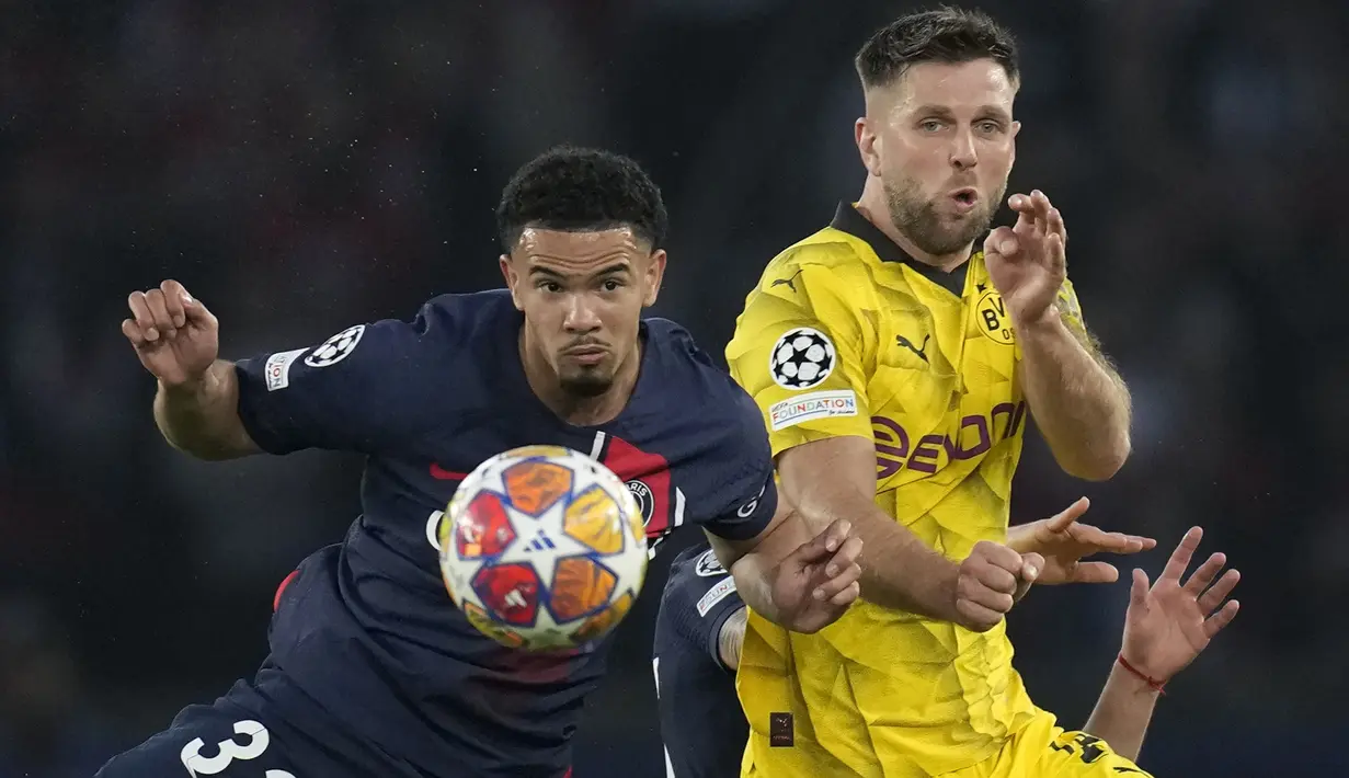 Gelandang PSG, Warren Zaire-Emery (kiri) berebut bola dengan striker Borussia Dortmund, Niclas Fullkrug pada laga leg kedua semifinal Liga Champions 2023/2024 di Parc des Princes Stadium, Paris, Rabu (7/5/2024). (AP Photo/Christophe Ena)