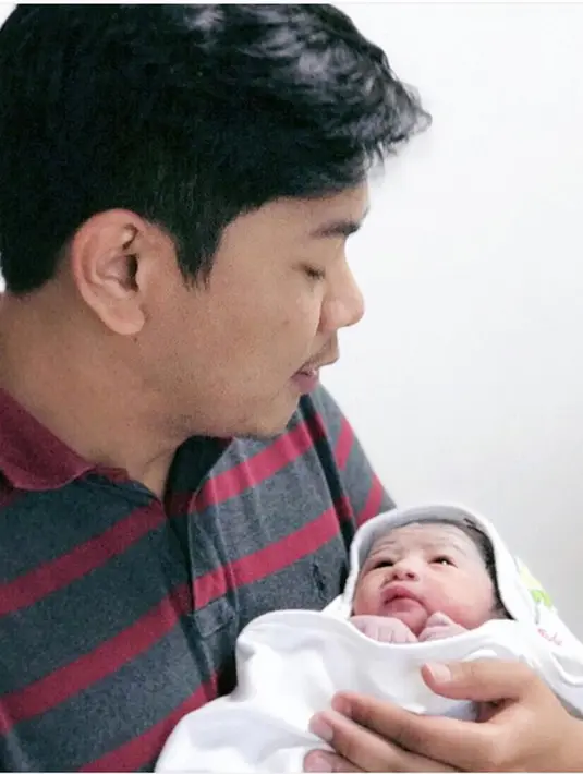 "Assalamualaikum Wr.Wb. Alhamdulillah, berkat rahmat dan ridho Allah SWT telah lahir dengan normal, anak kami yang pertama (laki-laki) pada hari Senin tanggal 7 November 2016," tulis Nina sebagai keterangan foto. (Instagram/chandratauphan)