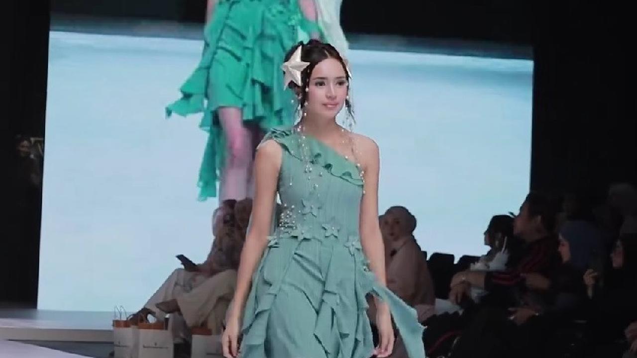 Potret Beby Tsabina Saat Melenggang di Indonesian Fashion Aesthetic dengan Gaya Unik dan Anggun
