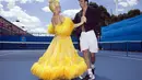 Meski awalnya malu-malu, Malek Jaziri akhirnya mau untuk berdansa dengan Sophia Katos di acara promosi turnamen tenis Australia Terbuka, Melbourne Park, Kamis (22/1/2015). (Reuters/Fiona Hamilton)