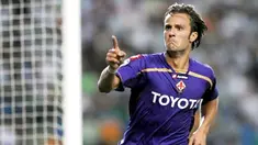 Selebrasi striker Fiorentina, Alberto Gilardino seusai mencetak gol yang mengubah kedudukan menjadi 2-2 saat bertanding melawan Sporting Lisbon di leg pertama play-off Liga Champions di Alvalade Stadium, 18 Agustus 2009. AFP PHOTO/ FRANCISCO LEON 