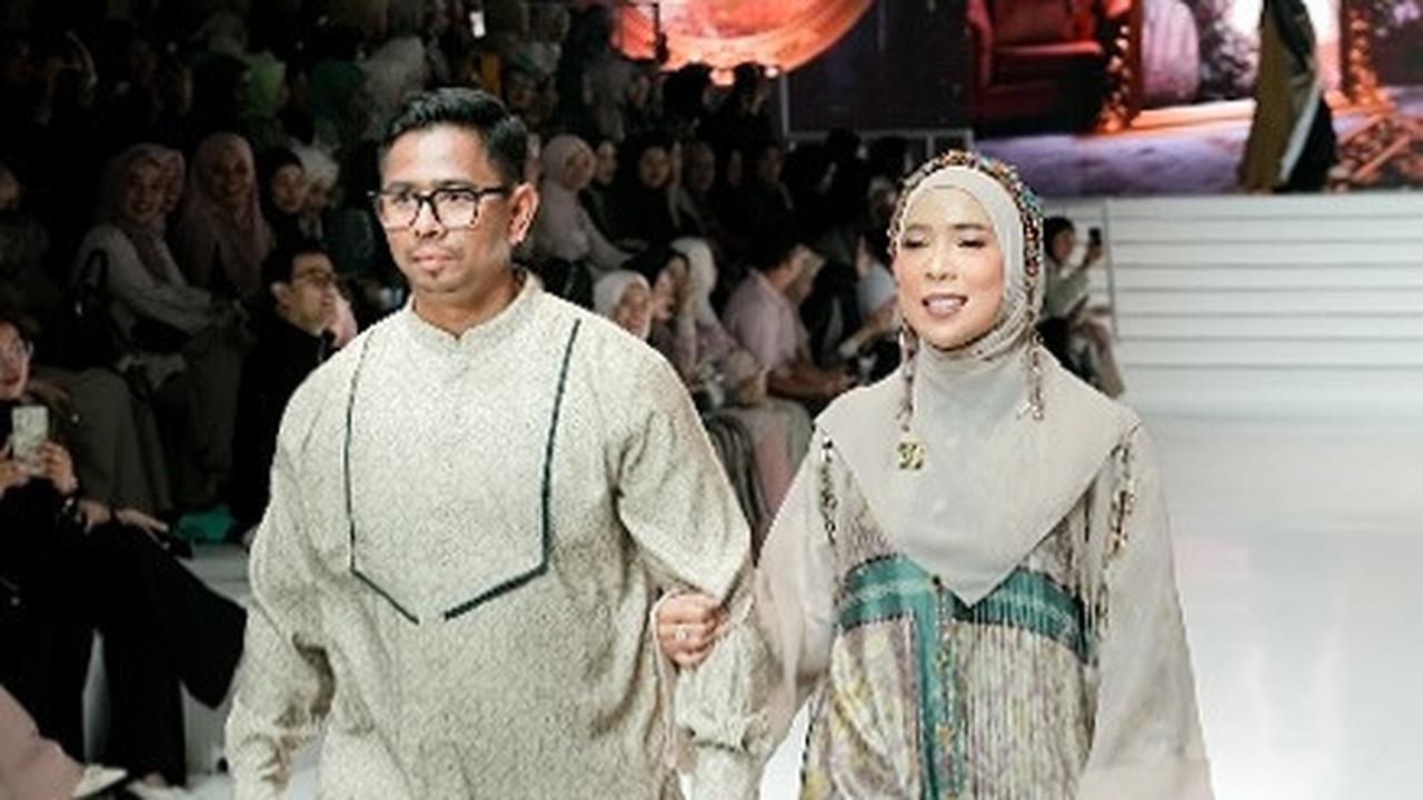 Momen Kocak Fitrop Malah Ngereog di Catwalk Usai Tangan Dicium Suami
