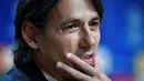 Pelatih Inter Milan Simone Inzaghi memberi isyarat saat konferensi pers di Stadion Dragao, di Porto, pada 13 Maret 2023. Porto dipaksa bertekuk lutut pada leg pertama di Italia. Wakil Portugal tersebut takluk 0-1. Gol tunggal Inter diciptakan oleh Romelu Lukaku menit 86. (AFP/Miguel Riopa)