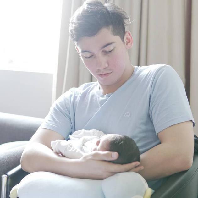 Samuel sendiri tampaknya begitu menikmati peran barunya sebagai seorang ayah. Dia tampak tak bisa memandang wajah cute Baby Zylvechia yang belum diketahui bakal mirip ayah atau ibunya ini./instagram.com/zylvechiaecclesieheckenbucker