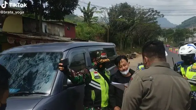 Epy Kusnandar saat menjalani pemeriksaan di penyeketan arus balik