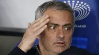 Jose Mourinho mengkiritk keputusan wasit yang dianggap merugikan Chelsea. (Reuters / John Sibley)