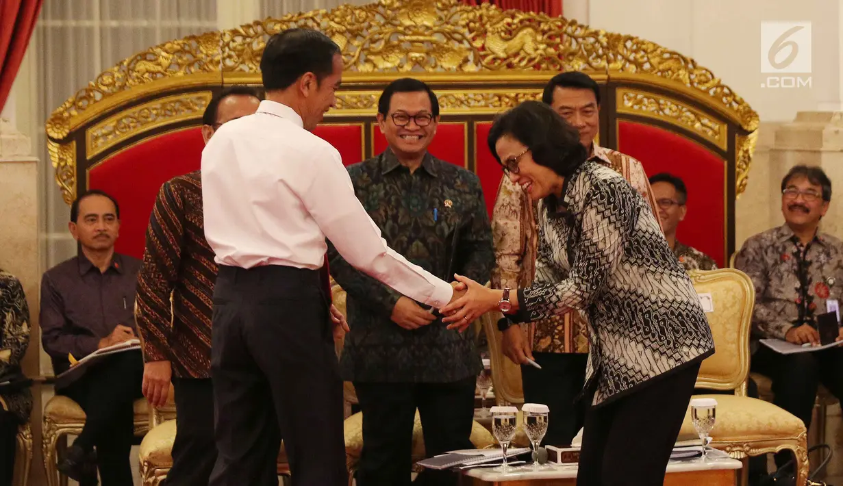 Presiden Jokowi memberi selamat kepada Menteri Keuangan Sri Mulyani ketika Sidang Kabinet Rencana Kerja Pemerintah Tahun 2019 di Istana Negara, Jakarta, Senin (12/2). Sri Mulyani dinobatkan sebagai menteri terbaik di dunia. (Liputan6.com/Anga Yuniar)