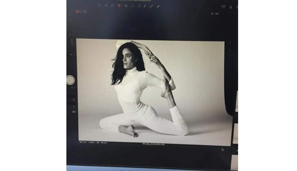 Pantas saja Meghan tetap memiliki tubuh yang ideal meski suka makan. Ternyata ia menyeimbangkan hobinya tersebut dengan olahraga. Salah satunya dengan yoga (instagam/meghanmarkle)