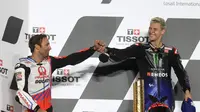 Dua pembalap Prancis, Fabio Quartararo (kanan) dan Johann Zarco, merebut podium pertama dan kedua pada MotoGP Doha, di Sirkuit Losail, Senin (5/4/2021) dini hari WIB. (AFP/Karim Jafaar)