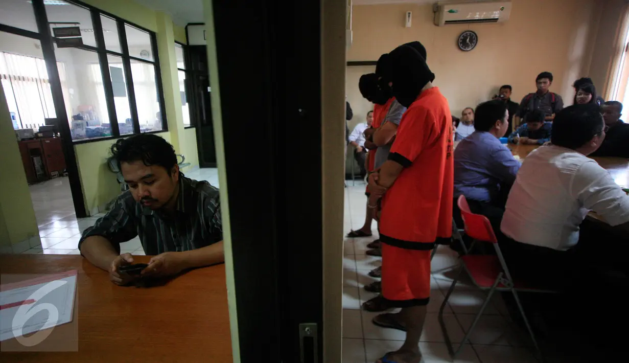 Empat orang tersangka (tengah) ditunjukkan petugas saat gelar perkara narkoba di Mapolda DIY, Rabu (20/1/2016). Dari para tersangka, petugas berhasil mengamankan narkoba jenis sabu dan ekstasi. (Foto:Boy Harjanto)