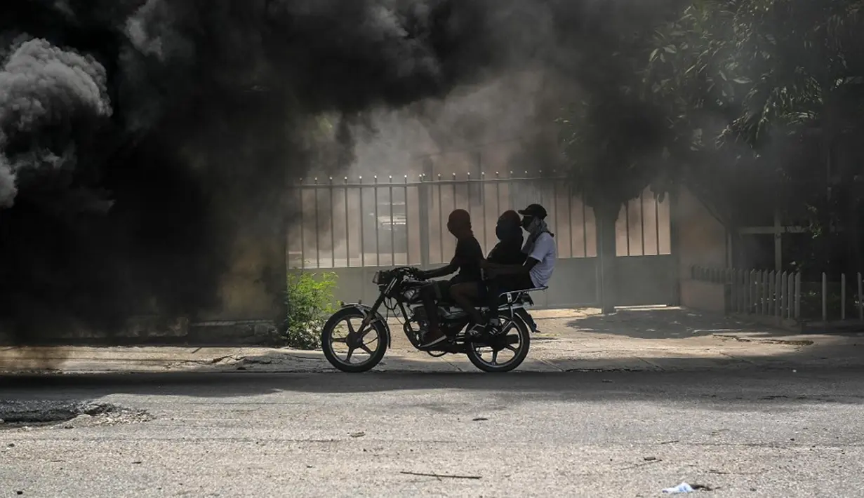Lebih dari 30 petugas terbunuh dari Januari hingga Juni, dan lebih dari 400 fasilitas polisi tidak beroperasi karena serangan kriminal, menurut Human Rights Watch. (Richard PIERRIN/AFP)