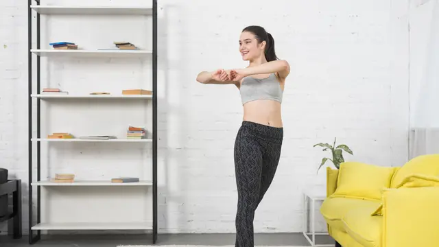 4. Standing Oblique Crunch [Dok/freepik.com]