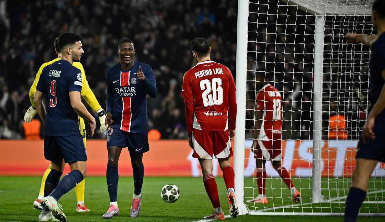 Selanjutnya, Nuno Mendes sukses mencatatkan namanya di papan skor pada menit ke-69. (JULIEN DE ROSA/AFP)