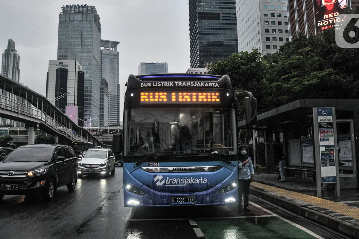 FOTO: Menjajal Bus Listrik Transjakarta saat PPKM Level 1
