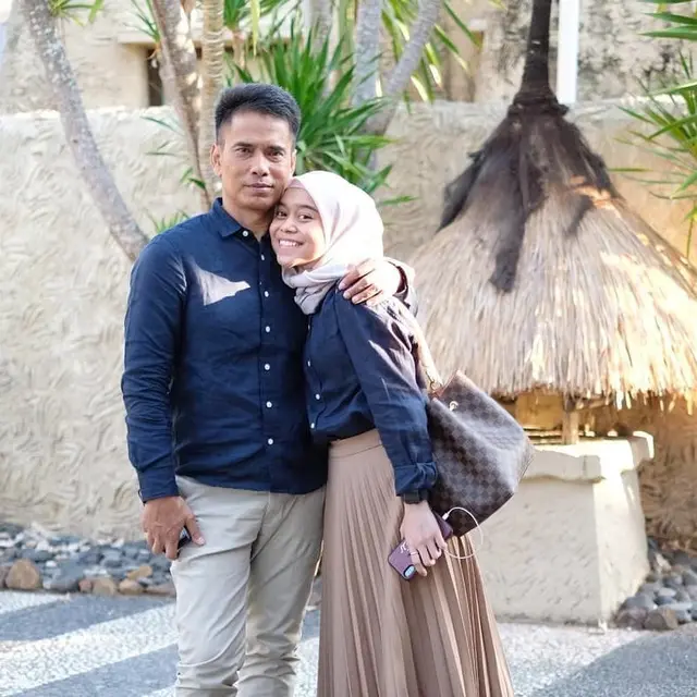 Pasang Badan untuk Anaknya, Ini 6 Momen Akrab Lesti Kejora dan Sang Ayah