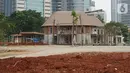 Pekerja menyelesaikan revitalisasi hutan kota di kompleks Gelora Bung Karno (GBK), Jakarta, Selasa (15/10/2019). Banyak pohon yang akan ditanamkan diharapkan area tersebut menjadi salah satu area penopang paru-paru di Jakarta. (Liputan6.com/Immanuel Antonius)
