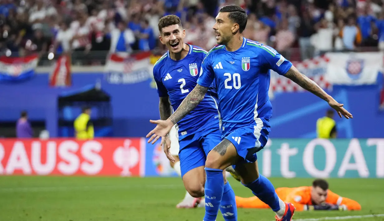 Pemain Italia, Mattia Zaccagni, mencetak gol ke gawang Kroasia dalam duel matchday terakhir Grup B Euro 2024 di Leipzig Stadium, Selasa (25/6/2024). Hasil imbang 1-1 ini menguntungkan Italia yang dipastikan lolos ke babak 16 besar setelah finis sebagai runner-up Grup B dengan 4 poin. (AFP/John Macdougall)