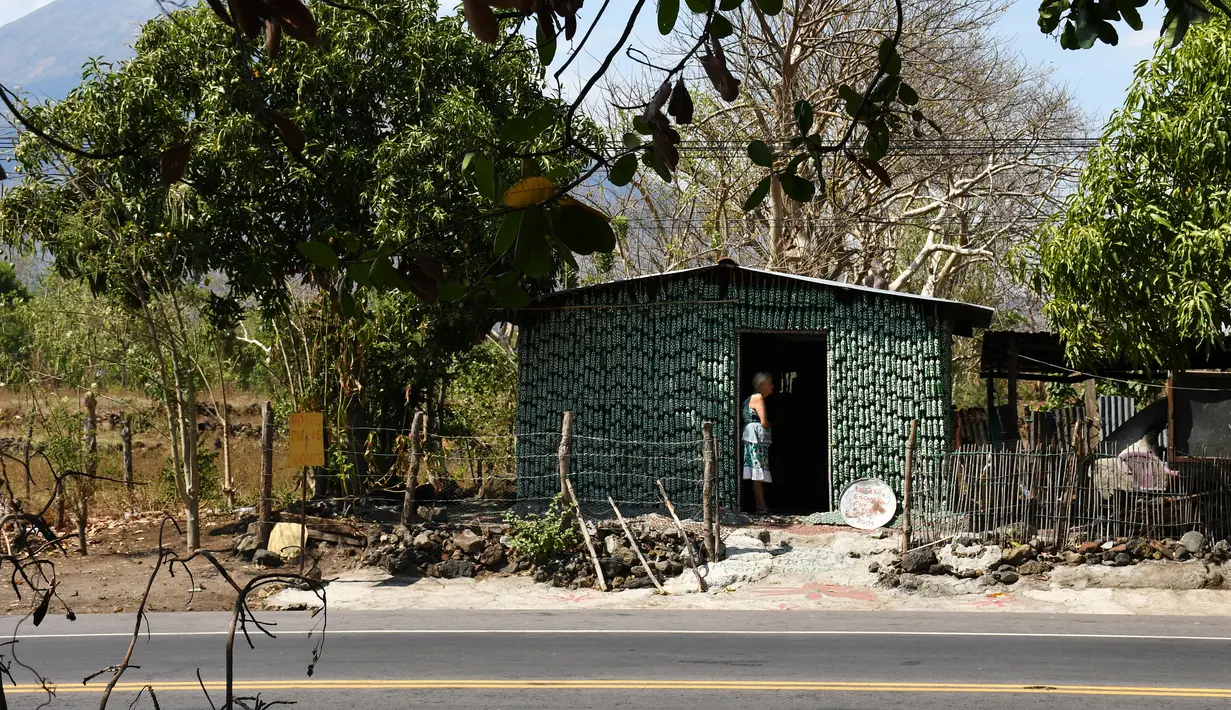 Nenek berusia 86 tahun, Maria Ponce berdiri di pintu rumahnya yang terbuat dari botol plastik bekas di Desa El Borbollon, El Transito, San Salvador, El Salvador 14 Maret 2017. Nenek ini membangun rumah pada 12 tahun silam. (AFP Photo/Marvin Recinos) 