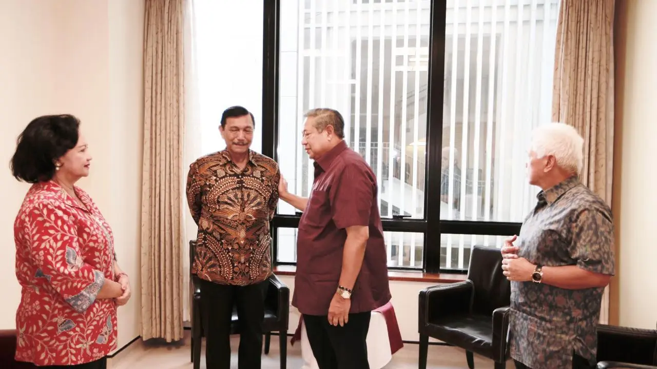 Menteri Koordinator Kemaritiman Luhut Binsar Pandjaitan saat menjenguk Ani Yudhoyono